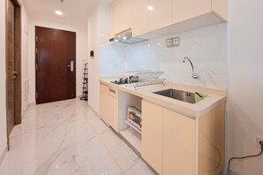 Deluxe Apartment | Private kitchen | Cookware/dishes/utensils