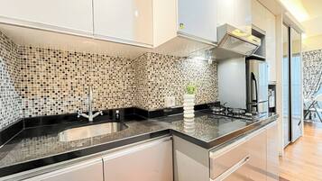 Deluxe Apartment | Private kitchen | Cookware/dishes/utensils