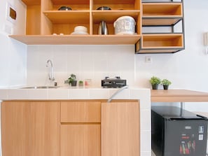 Deluxe appartement | Privékeuken | Kookgerei, borden en bestek