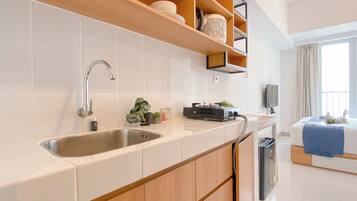 Deluxe Apartment | Private kitchen | Cookware/dishes/utensils