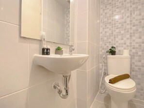 Deluxe Apartment | Bathroom - Wooden Style Studio At Apartment Tokyo Riverside Pik 2 (Teluknaga)