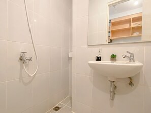 Deluxe Apartment | Bathroom