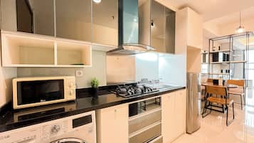 Deluxe Apartment | Private kitchen | Cookware/dishes/utensils
