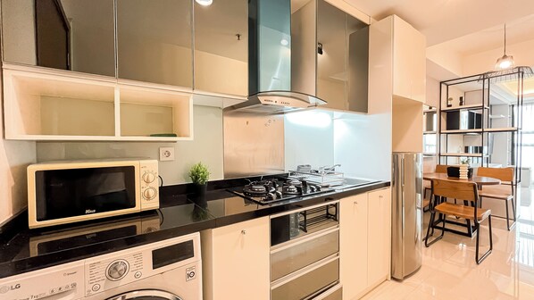 Apartament Deluxe | Cuina privada | Utensilis de cuina, vaixella i coberteria 