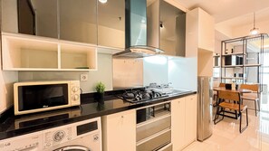 Deluxe Apartment | Private kitchen | Cookware/dishes/utensils