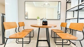 Deluxe Apartment | In-room dining