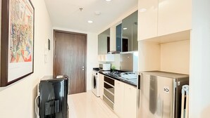Una cocina moderna con electrodomésticos de acero inoxidable, un microondas y un refrigerador.