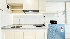 Deluxe Apartment | Private kitchen | Cookware/dishes/utensils