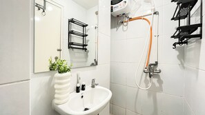 Deluxe Apartment | Bathroom