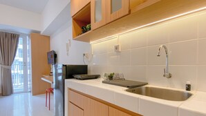 Une cuisine moderne avec des meubles en bois, un évier en acier inoxydable et un four encastré.