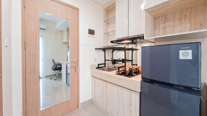 Une cuisine moderne dotée d’une porte double, d’une cuisinière à gaz, d’un évier et d’un réfrigérateur.