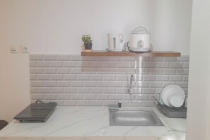 Deluxe Apartment | Private kitchen | Stovetop, cookware/dishes/utensils