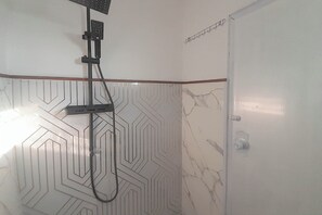 Deluxe Apartment | Bathroom | Shower, free toiletries, towels