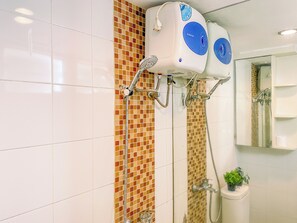 Apartemen Deluks | Kamar mandi | Shower, perlengkapan mandi gratis,  dan handuk