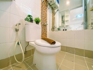 Deluxe appartement | Badkamer | Een douche, gratis toiletartikelen, handdoeken