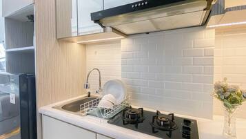 Deluxe Apartment | Private kitchen | Fridge, stovetop, cookware/dishes/utensils