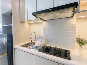 Deluxe Apartment | Private kitchen | Fridge, stovetop, cookware/dishes/utensils - Soft Modern Studio At Citra Living Apartment (Jakarta)