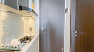 Appartamento Deluxe | Cucina privata | Frigorifero, piano cottura, pentole/stoviglie/utensili