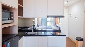 Apartamento luxo | Cozinha privada | Geladeira, micro-ondas, cooktop, talheres/pratos/utensílios de cozinha