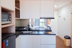 华丽公寓 | 私人厨房 | 冰箱、微波炉、炉灶、厨具/餐具