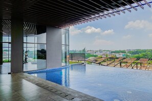 Una piscina al aire libre