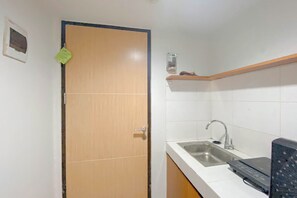 Deluxe Apartment | Private kitchen | Fridge, stovetop, cookware/dishes/utensils