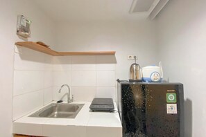 Deluxe Apartment | Private kitchen | Fridge, stovetop, cookware/dishes/utensils
