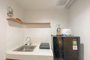 Deluxe Apartment | Private kitchen | Fridge, stovetop, cookware/dishes/utensils