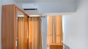 Una habitación con un armario de madera, un banco y una mesa de mármol.