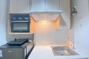 Deluxe Apartment | Private kitchen | Fridge, oven, stovetop, cookware/dishes/utensils