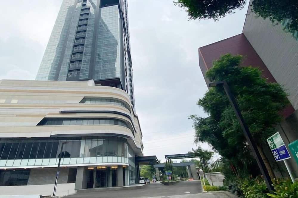 3Br Near Mall At Grand Sungkono Lagoon Apartment