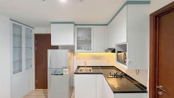 Deluxe appartement | Privékeuken | Een koelkast, een microgolfoven, een kookplaat