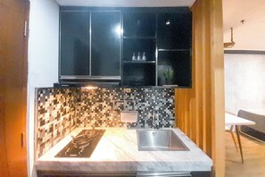 Departamento Deluxe | Cocina privada | Refrigerador, parrilla de estufa y utensilios de cocina 