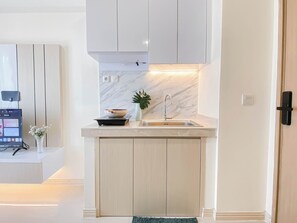 Deluxe Apartment | Private kitchen | Fridge, stovetop, cookware/dishes/utensils