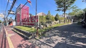 Naamplaatje voor een gezinsspa en een gebouw met een rode gevel.