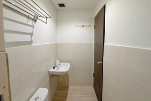 豪華公寓 | 浴室 | 淋浴設備、免費盥洗用品、毛巾