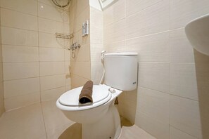 Apartamento Deluxe | Baño | Ducha, artículos de higiene personal gratuitos y toallas