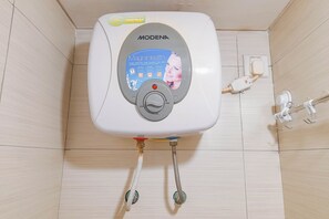 Leilighet – deluxe | Bad | Dusj, toalettartikler (inkludert) og håndklær