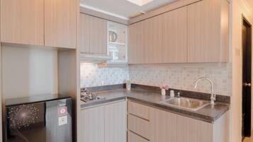 Deluxe Apartment | Private kitchen | Stovetop, cookware/dishes/utensils