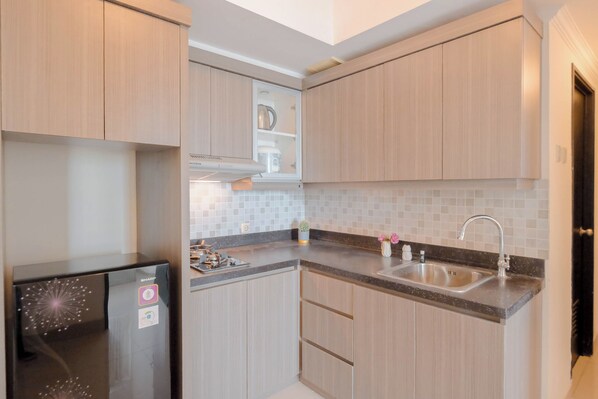 Deluxe Apartment | Private kitchen | Stovetop, cookware/dishes/utensils - 2Br Near Mrt Station At The Wave Kuningan (Jakarta)