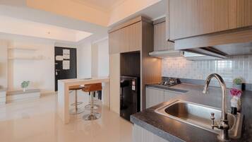 Apartamento luxo | Cozinha privada | Cooktop, talheres/pratos/utensílios de cozinha