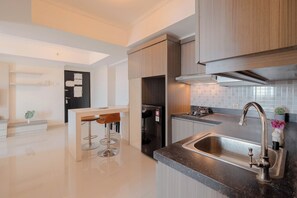 Departamento Deluxe | Cocina privada | Parrilla de estufa y utensilios de cocina 