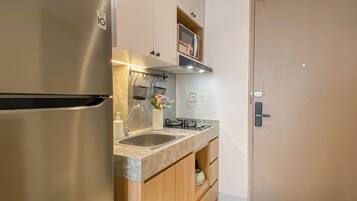 Appartamento Deluxe | Cucina privata | Frigorifero, microonde, piano cottura, pentole/stoviglie/utensili