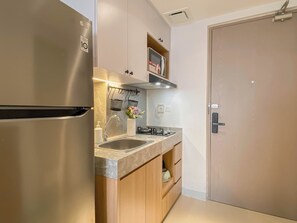 Deluxe-huoneisto | Yksityinen keittiö | Jääkaappi, mikroaaltouuni, liesi, keittoastiat/astiat/ruokailuvälineet