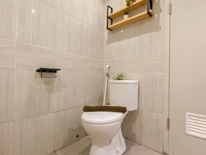 Deluxe Apartment | Bathroom - Modern Look 1Br Apartment At Vasanta Innopark (Cikarang)