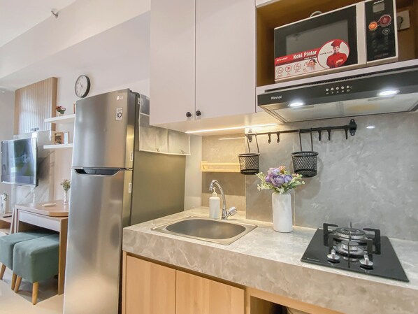 Appartamento Deluxe | Cucina privata | Frigorifero, microonde, piano cottura, pentole/stoviglie/utensili