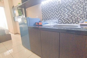 Apartamento Deluxe | Cocina privada | Frigorífico, placa de cocina y utensilios de cocina