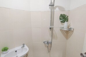 Deluxe Apartment | Bathroom
