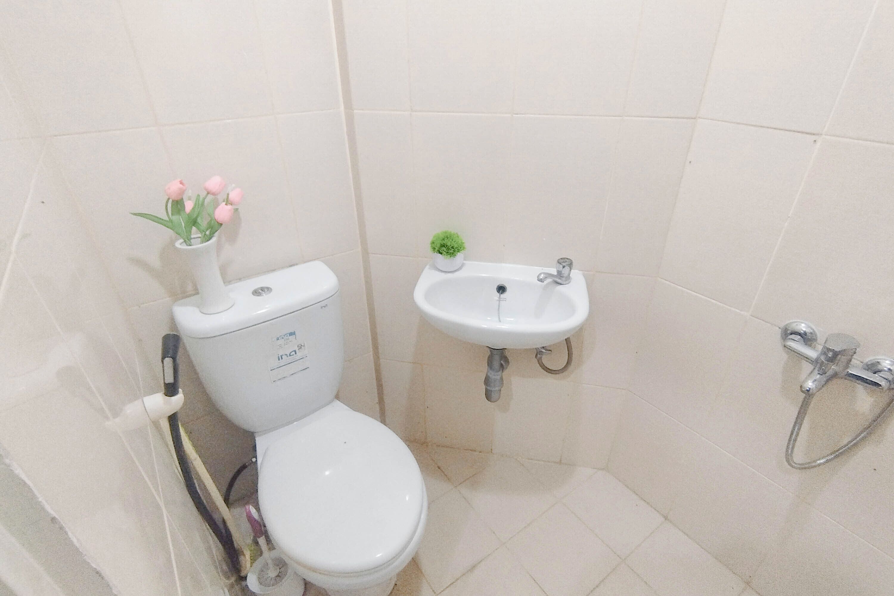 Apartemen Deluks | Kamar mandi | Shower, perlengkapan mandi gratis,  dan handuk