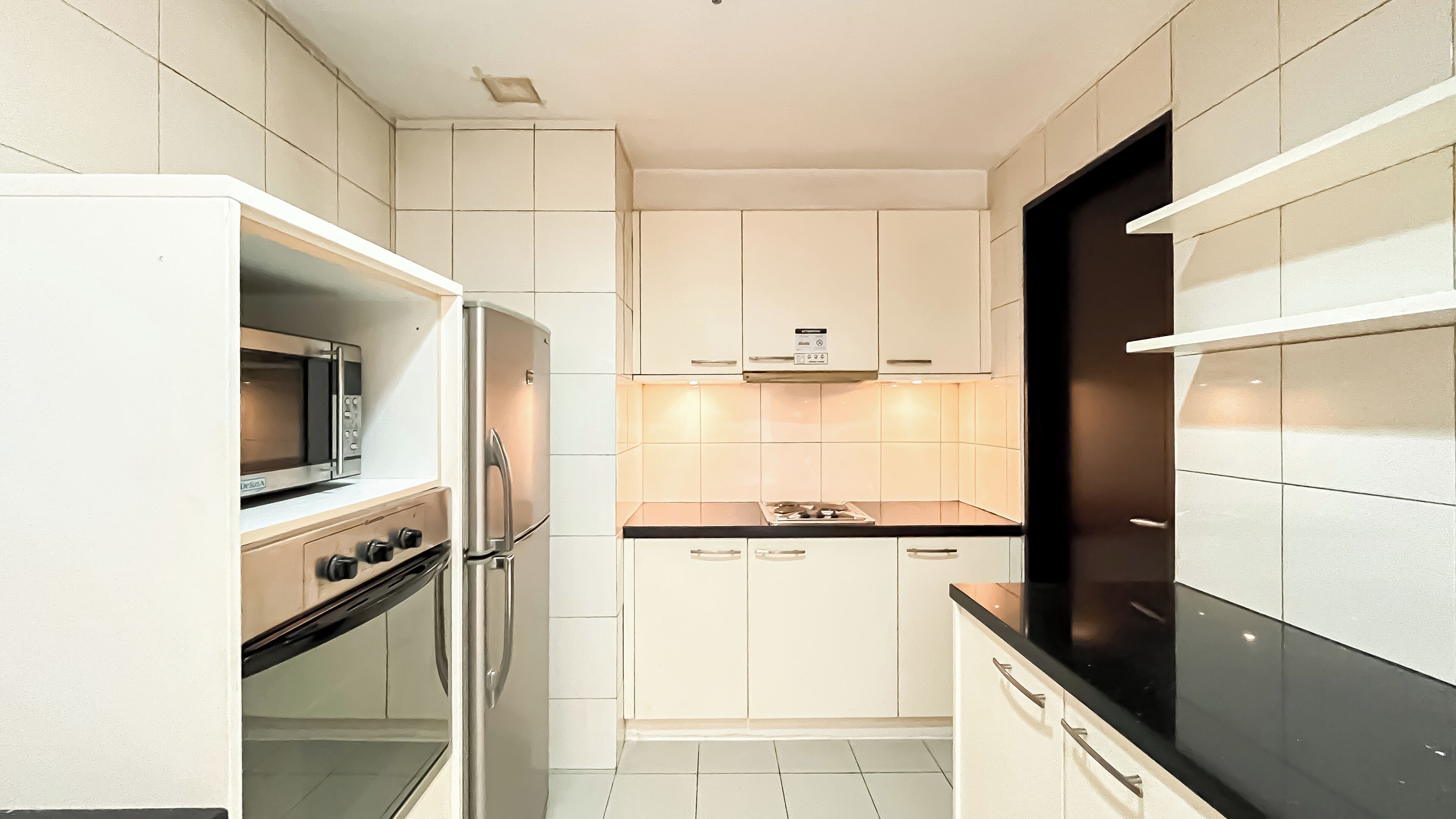 Deluxe Apartment | Private kitchen | Fridge, microwave, oven, stovetop